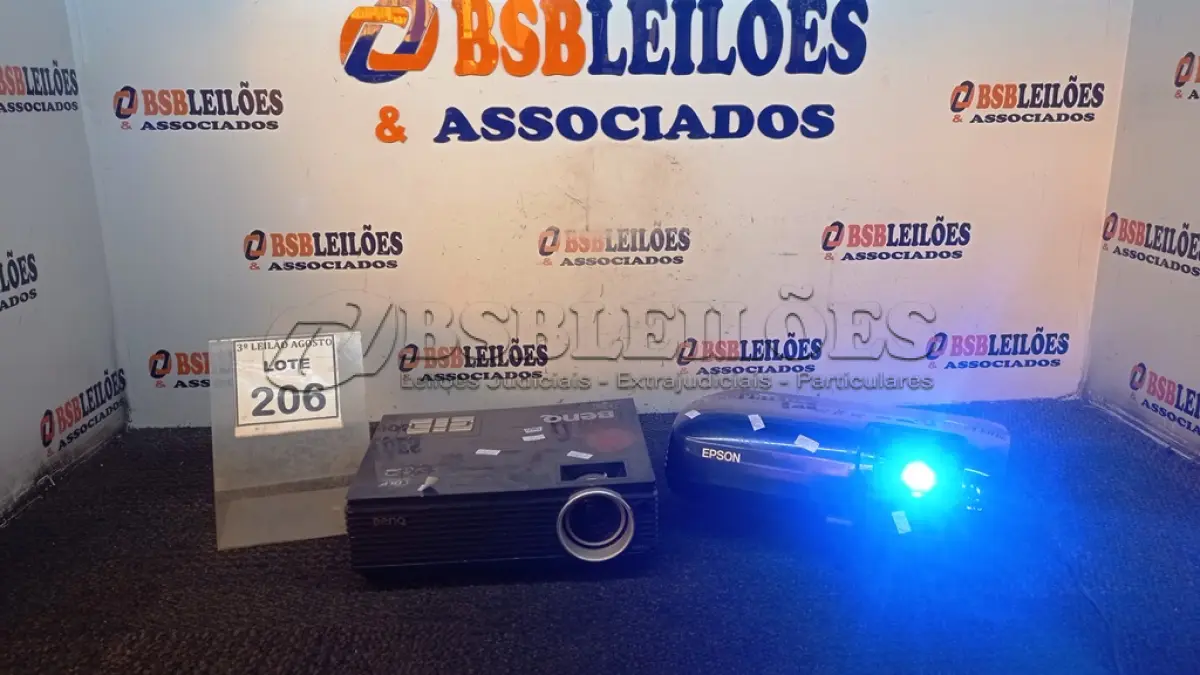 LOTE 206 - 01 PROJETOR BENQ E 01 PROJETOR MARCA EPSON. (NO ESTADO) ATENÇÃO! FAZER A VISITAÇÃO ANTES DE ARREMATAR, NÃO SABEMOS SE FUNCIONA, LEILÃO NÃO TEM GARANTIA E NEM DEVOLUÇÃO, SUJEITO A POSSÍVEIS AVARIAS VISÍVEIS/OCULTAS E/OU AUSÊNCIA DE COMPONENTES.
