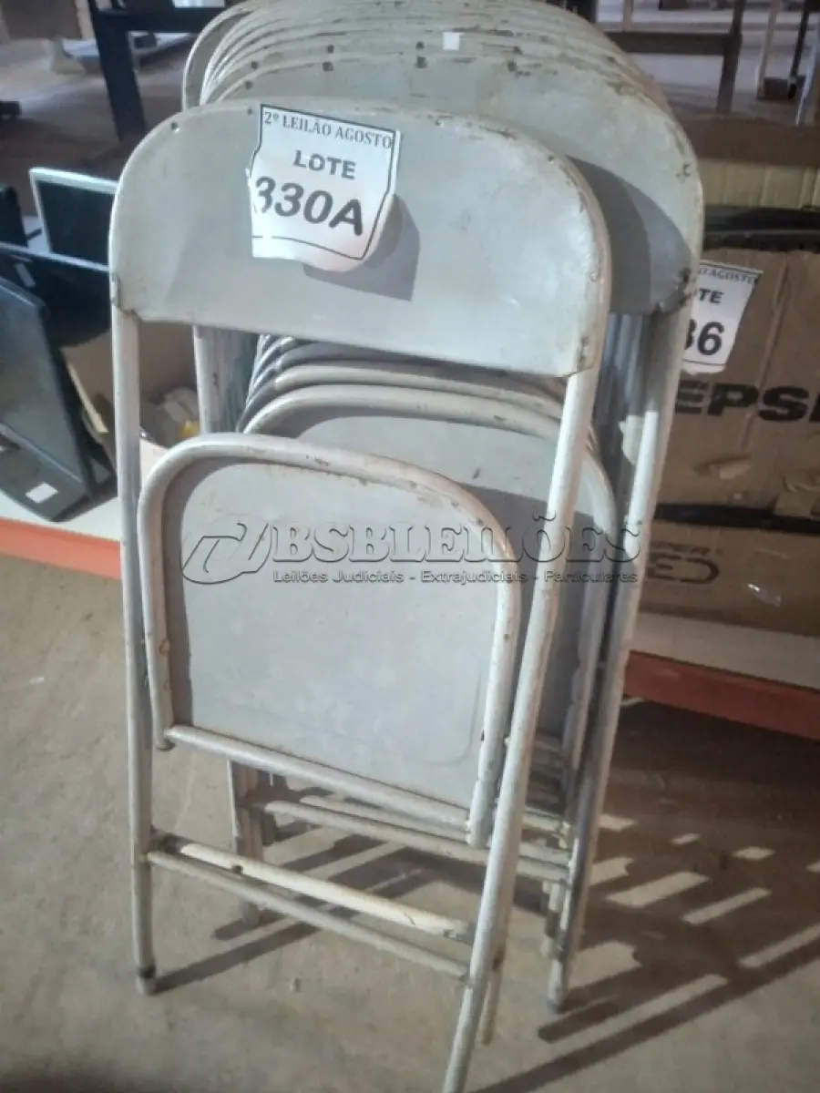 LOTE 330 - 08 CADEIRAS DE FERRO DOBRÁVEIS.(NO ESTADO) ATENÇÃO! FAZER A VISITAÇÃO ANTES DE ARREMATAR, NÃO SABEMOS SE FUNCIONA. LEILÃO NÃO TEM GARANTIA E NEM DEVOLUÇÃO, SUJEITO A POSSÍVEIS AVARIAS VISÍVEIS/OCULTAS E/OU AUSÊNCIA DE COMPONENTES.