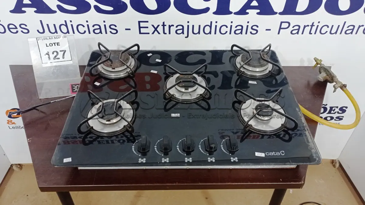LOTE 127 - 01 COOKTOP 05 BOCAS MARCA CATA E 01 PEGADOR DE CARVÃO. (NO ESTADO) ATENÇÃO! FAZER A VISITAÇÃO ANTES DE ARREMATAR, NÃO SABEMOS SE FUNCIONA, LEILÃO NÃO TEM GARANTIA E NEM DEVOLUÇÃO, SUJEITO A POSSÍVEIS AVARIAS VISÍVEIS/OCULTAS E/OU AUSÊNCIA DE COMPONENTES.