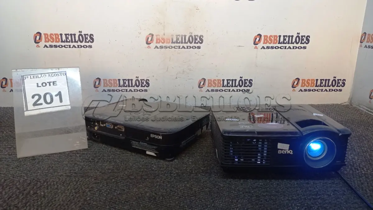 LOTE 201 - 01 PROJETOR BENQ E 01 PROJETOR MARCA EPSON. (NO ESTADO) ATENÇÃO! FAZER A VISITAÇÃO ANTES DE ARREMATAR, NÃO SABEMOS SE FUNCIONA, LEILÃO NÃO TEM GARANTIA E NEM DEVOLUÇÃO, SUJEITO A POSSÍVEIS AVARIAS VISÍVEIS/OCULTAS E/OU AUSÊNCIA DE COMPONENTES.