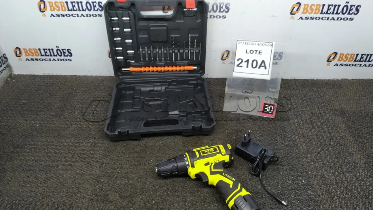 LOTE 210 - 01 PARAFUSADEIRA A BATERIA 12V 2BITS E CARREGADOR. (NO ESTADO) ATENÇÃO! FAZER A VISITAÇÃO ANTES DE ARREMATAR, NÃO SABEMOS SE FUNCIONA. LEILÃO NÃO TEM GARANTIA E NEM DEVOLUÇÃO, SUJEITO A POSSÍVEIS AVARIAS VISÍVEIS/OCULTAS E/OU AUSÊNCIA DE COMPONENTES.