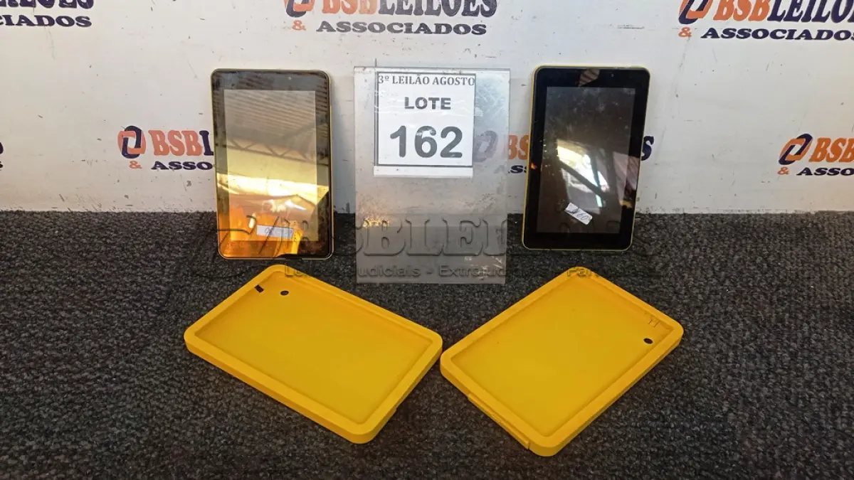 LOTE 162 - 02 TABLETS MARCA CCE. (NO ESTADO) ATENÇÃO! FAZER A VISITAÇÃO ANTES DE ARREMATAR, NÃO SABEMOS SE FUNCIONA, LEILÃO NÃO TEM GARANTIA E NEM DEVOLUÇÃO, SUJEITO A POSSÍVEIS AVARIAS VISÍVEIS/OCULTAS E/OU AUSÊNCIA DE COMPONENTES.