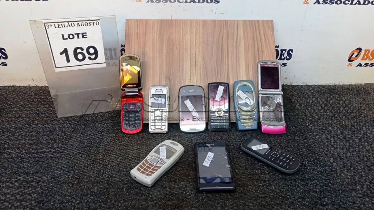 LOTE 169 - 09 CELULARES DE MARCA E MODELOS DIVERSOS. (NO ESTADO) ATENÇÃO! FAZER A VISITAÇÃO ANTES DE ARREMATAR, NÃO SABEMOS SE FUNCIONA, LEILÃO NÃO TEM GARANTIA E NEM DEVOLUÇÃO, SUJEITO A POSSÍVEIS AVARIAS VISÍVEIS/OCULTAS E/OU AUSÊNCIA DE COMPONENTES.