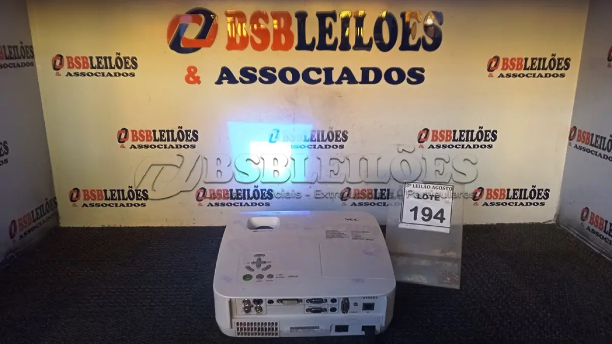 LOTE 194 - 01 PROJETOR NEC. (NO ESTADO) ATENÇÃO! FAZER A VISITAÇÃO ANTES DE ARREMATAR, NÃO SABEMOS SE FUNCIONA, LEILÃO NÃO TEM GARANTIA E NEM DEVOLUÇÃO, SUJEITO A POSSÍVEIS AVARIAS VISÍVEIS/OCULTAS E/OU AUSÊNCIA DE COMPONENTES.
