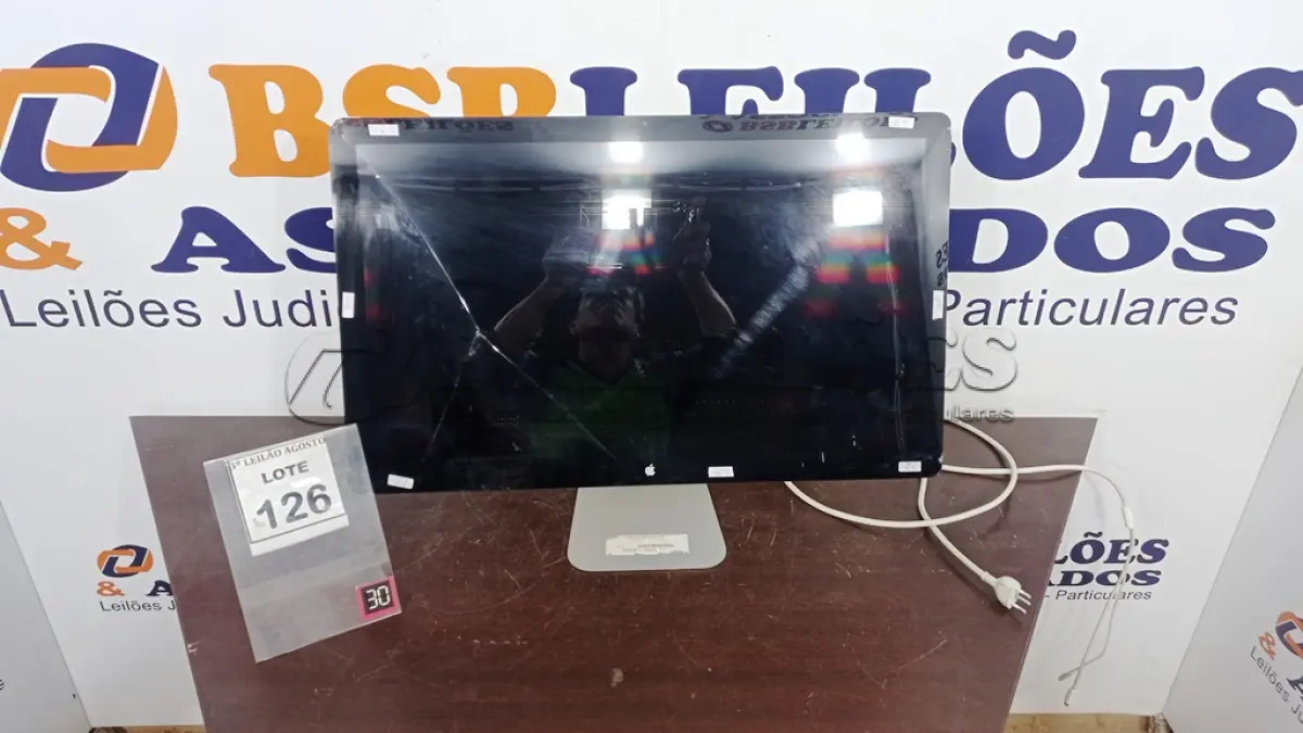LOTE 126 - 01 MONITOR APPLE COM AVARIAS. (NO ESTADO) ATENÇÃO! FAZER A VISITAÇÃO ANTES DE ARREMATAR, NÃO SABEMOS SE FUNCIONA, LEILÃO NÃO TEM GARANTIA E NEM DEVOLUÇÃO, SUJEITO A POSSÍVEIS AVARIAS VISÍVEIS/OCULTAS E/OU AUSÊNCIA DE COMPONENTES.