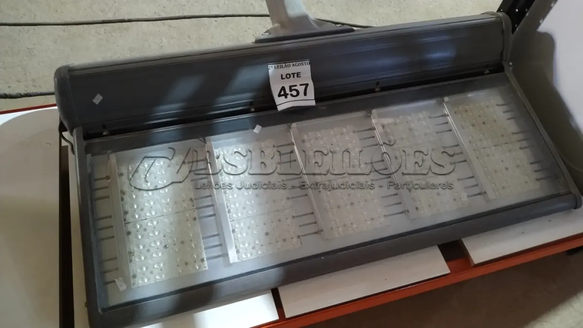 LOTE 457 - 01 REFLETOR LED PARA QUADRA. (NO ESTADO) ATENÇÃO! FAZER A VISITAÇÃO ANTES DE ARREMATAR, NÃO SABEMOS SE FUNCIONA. LEILÃO NÃO TEM GARANTIA E NEM DEVOLUÇÃO, SUJEITO A POSSÍVEIS AVARIAS VISÍVEIS/OCULTAS E/OU AUSÊNCIA DE COMPONENTES.