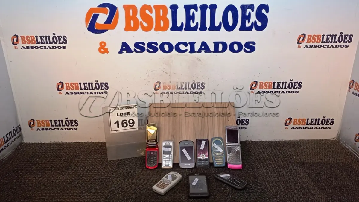 LOTE 169 - 09 CELULARES DE MARCA E MODELOS DIVERSOS. (NO ESTADO) ATENÇÃO! FAZER A VISITAÇÃO ANTES DE ARREMATAR, NÃO SABEMOS SE FUNCIONA, LEILÃO NÃO TEM GARANTIA E NEM DEVOLUÇÃO, SUJEITO A POSSÍVEIS AVARIAS VISÍVEIS/OCULTAS E/OU AUSÊNCIA DE COMPONENTES.