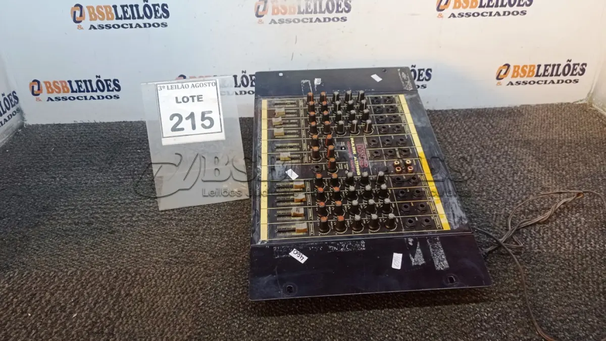 LOTE 215 - 01 MESA DE SOM. (NO ESTADO) ATENÇÃO! FAZER A VISITAÇÃO ANTES DE ARREMATAR, NÃO SABEMOS SE FUNCIONA, LEILÃO NÃO TEM GARANTIA E NEM DEVOLUÇÃO, SUJEITO A POSSÍVEIS AVARIAS VISÍVEIS/OCULTAS E/OU AUSÊNCIA DE COMPONENTES.
