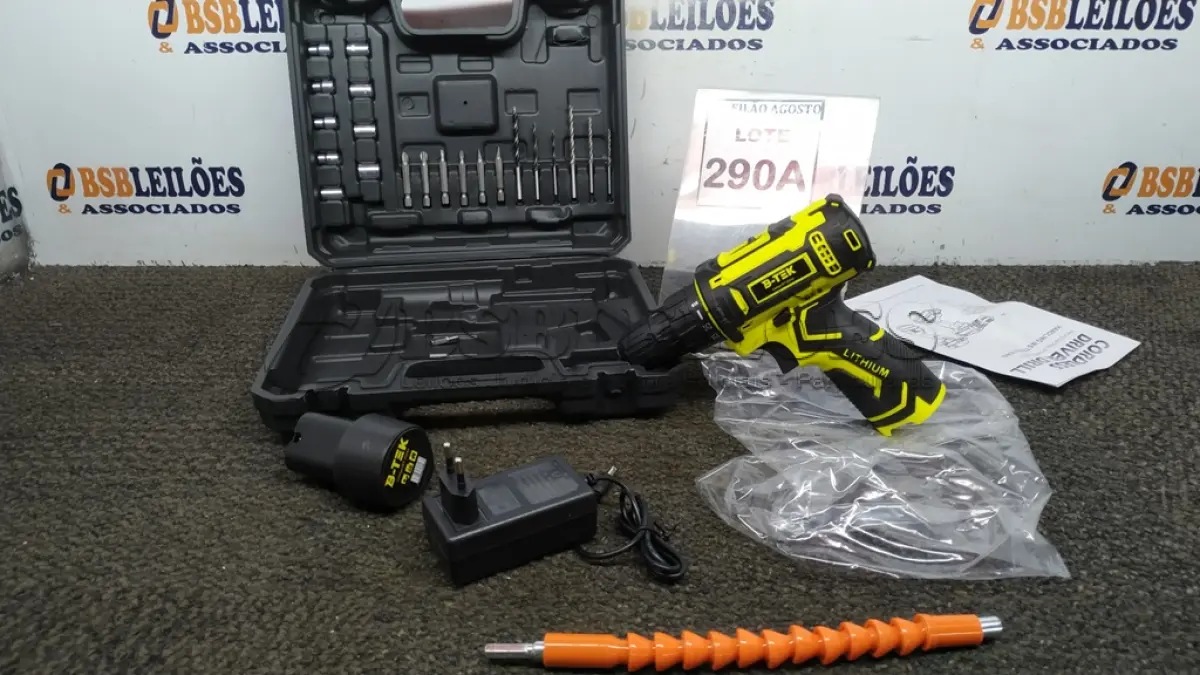 LOTE 290 - 01 PARAFUSADEIRA A BATERIA 12V 2BITS E CARREGADOR. (NO ESTADO) ATENÇÃO! FAZER A VISITAÇÃO ANTES DE ARREMATAR, NÃO SABEMOS SE FUNCIONA. LEILÃO NÃO TEM GARANTIA E NEM DEVOLUÇÃO, SUJEITO A POSSÍVEIS AVARIAS VISÍVEIS/OCULTAS E/OU AUSÊNCIA DE COMPONENTES.