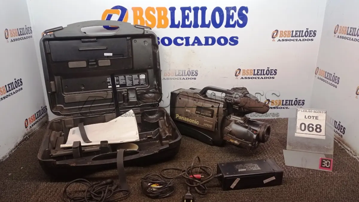 LOTE 068 - 01 FILMADORA MARCA PANASONIC MODELO M9000 COM CASE. (NO ESTADO) ATENÇÃO! FAZER A VISITAÇÃO ANTES DE ARREMATAR, NÃO SABEMOS SE FUNCIONA, LEILÃO NÃO TEM GARANTIA E NEM DEVOLUÇÃO, SUJEITO A POSSÍVEIS AVARIAS VISÍVEIS/OCULTAS E/OU AUSÊNCIA DE COMPONENTES.
