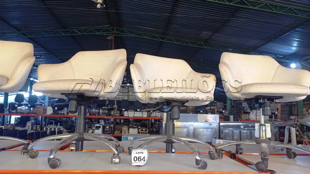LOTE 064 - 04 CADEIRAS GIRATÓRIAS NA COR BRANCA. (NO ESTADO) ATENÇÃO! FAZER A VISITAÇÃO ANTES DE ARREMATAR, NÃO SABEMOS SE FUNCIONA, LEILÃO NÃO TEM GARANTIA E NEM DEVOLUÇÃO, SUJEITO A POSSÍVEIS AVARIAS VISÍVEIS/OCULTAS E/OU AUSÊNCIA DE COMPONENTES.