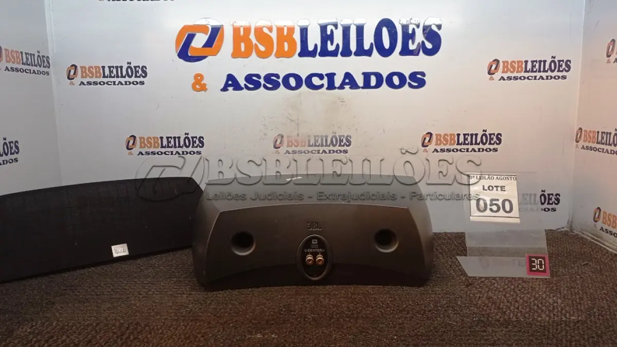 LOTE 050 - 01 CAIXA DE SOM JBL. (NO ESTADO) ATENÇÃO! FAZER A VISITAÇÃO ANTES DE ARREMATAR, NÃO SABEMOS SE FUNCIONA, LEILÃO NÃO TEM GARANTIA E NEM DEVOLUÇÃO, SUJEITO A POSSÍVEIS AVARIAS VISÍVEIS/OCULTAS E/OU AUSÊNCIA DE COMPONENTES.