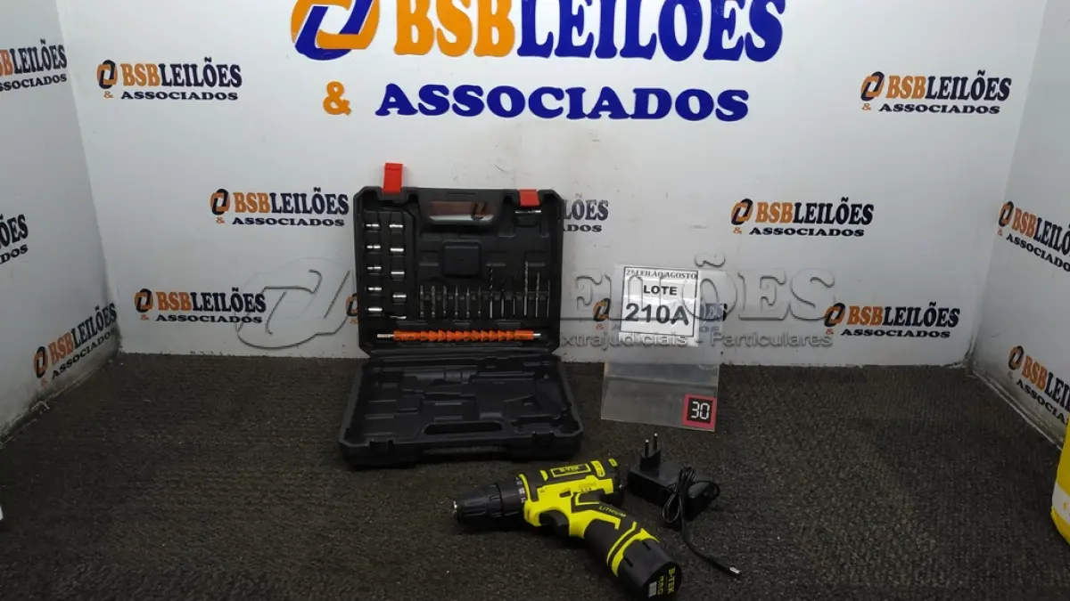 LOTE 210 - 01 PARAFUSADEIRA A BATERIA 12V 2BITS E CARREGADOR. (NO ESTADO) ATENÇÃO! FAZER A VISITAÇÃO ANTES DE ARREMATAR, NÃO SABEMOS SE FUNCIONA. LEILÃO NÃO TEM GARANTIA E NEM DEVOLUÇÃO, SUJEITO A POSSÍVEIS AVARIAS VISÍVEIS/OCULTAS E/OU AUSÊNCIA DE COMPONENTES.