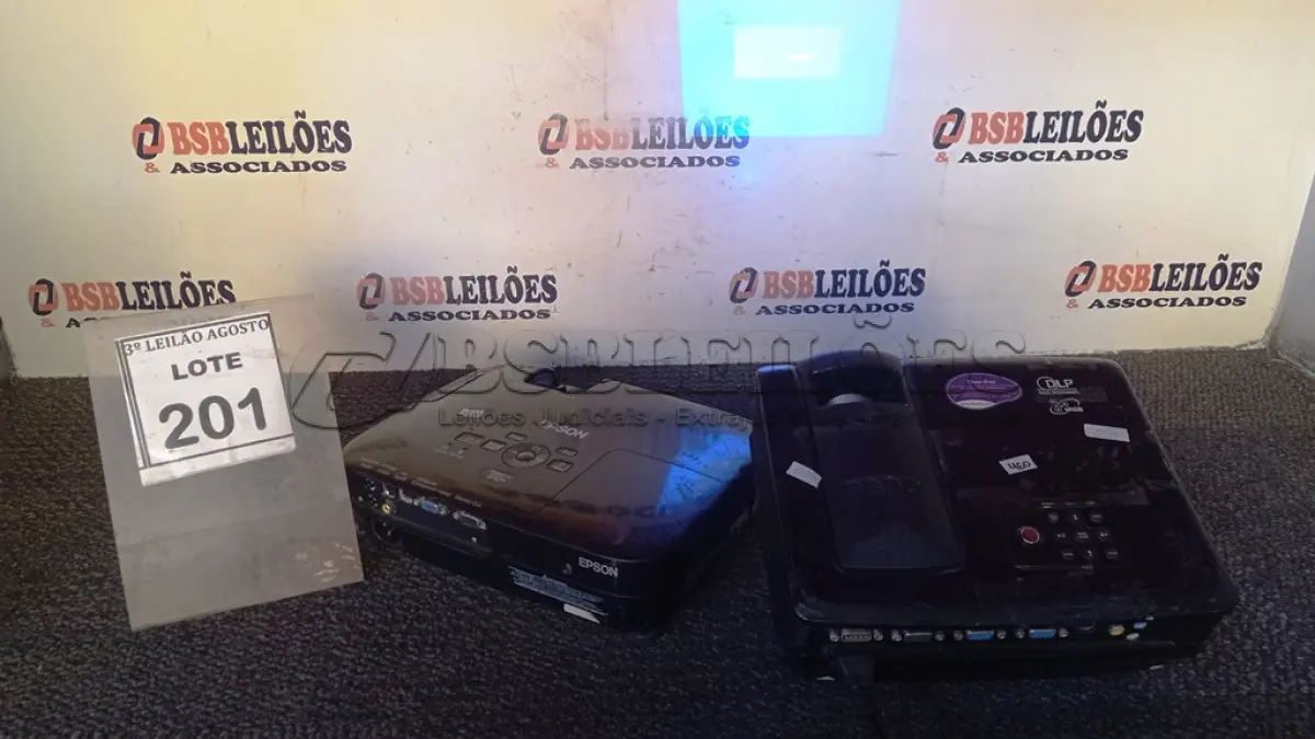 LOTE 201 - 01 PROJETOR BENQ E 01 PROJETOR MARCA EPSON. (NO ESTADO) ATENÇÃO! FAZER A VISITAÇÃO ANTES DE ARREMATAR, NÃO SABEMOS SE FUNCIONA, LEILÃO NÃO TEM GARANTIA E NEM DEVOLUÇÃO, SUJEITO A POSSÍVEIS AVARIAS VISÍVEIS/OCULTAS E/OU AUSÊNCIA DE COMPONENTES.