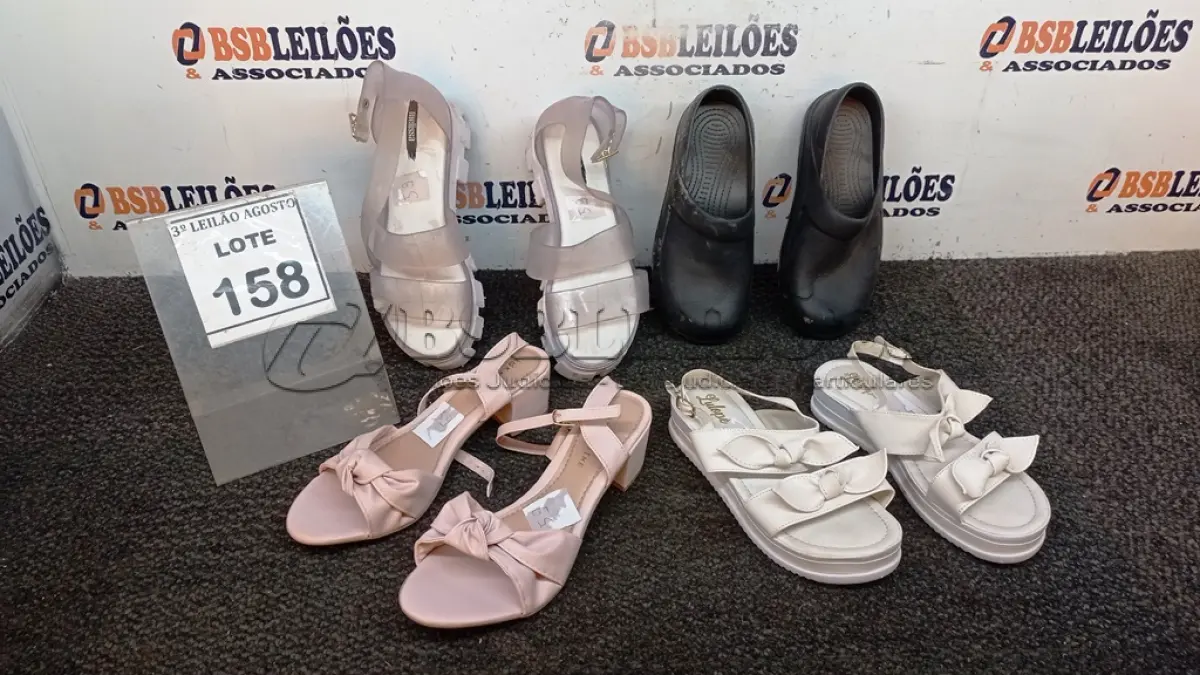 LOTE 158 - 04 PARES DE SANDALHAS FEMININAS DE MODELOS VARIADOS. (NO ESTADO) ATENÇÃO! FAZER A VISITAÇÃO ANTES DE ARREMATAR, NÃO SABEMOS SE FUNCIONA, LEILÃO NÃO TEM GARANTIA E NEM DEVOLUÇÃO, SUJEITO A POSSÍVEIS AVARIAS VISÍVEIS/OCULTAS E/OU AUSÊNCIA DE COMPONENTES.