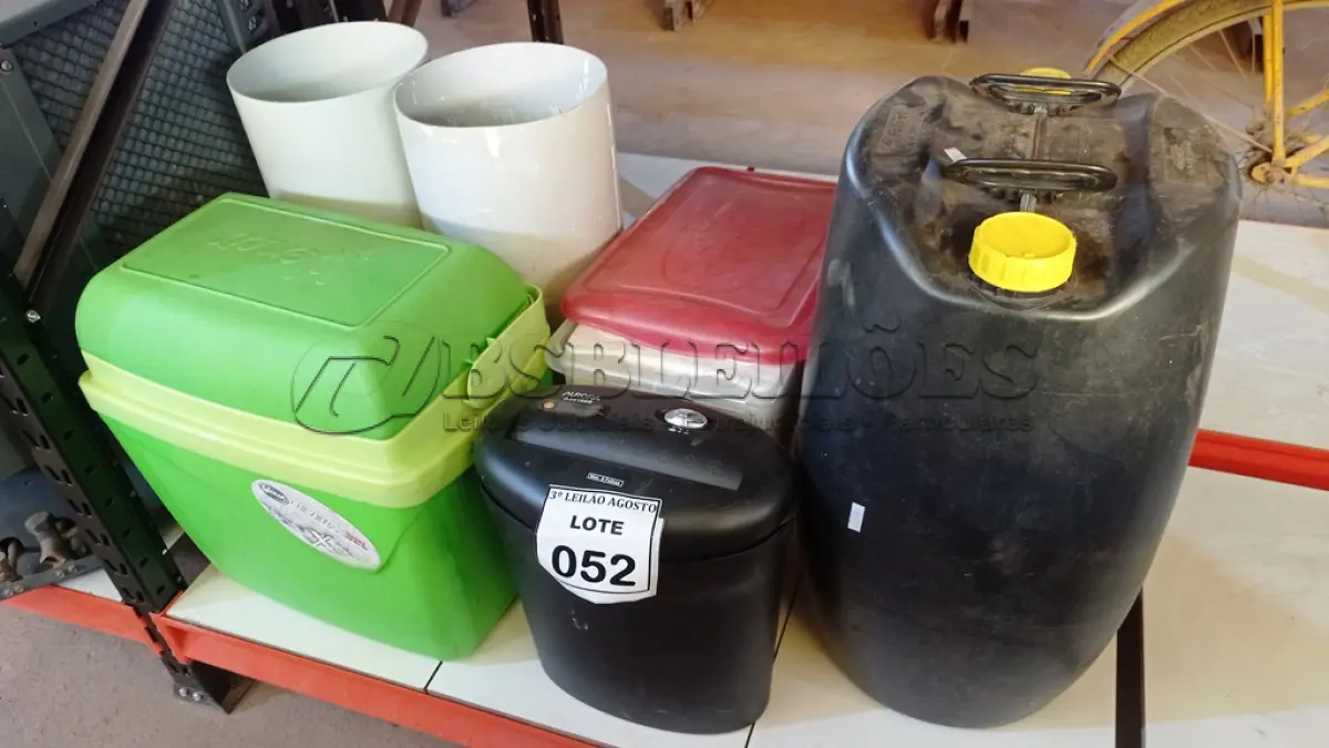 LOTE 052 - 01 TRITURADOR DE PAPEL 02 CAIXAS TÉRMICAS, 02 LIXEIRAS E 01 TAMBOR DE 50L. (NO ESTADO) ATENÇÃO! FAZER A VISITAÇÃO ANTES DE ARREMATAR, NÃO SABEMOS SE FUNCIONA, LEILÃO NÃO TEM GARANTIA E NEM DEVOLUÇÃO, SUJEITO A POSSÍVEIS AVARIAS VISÍVEIS/OCULTAS E/OU AUSÊNCIA DE COMPONENTES.