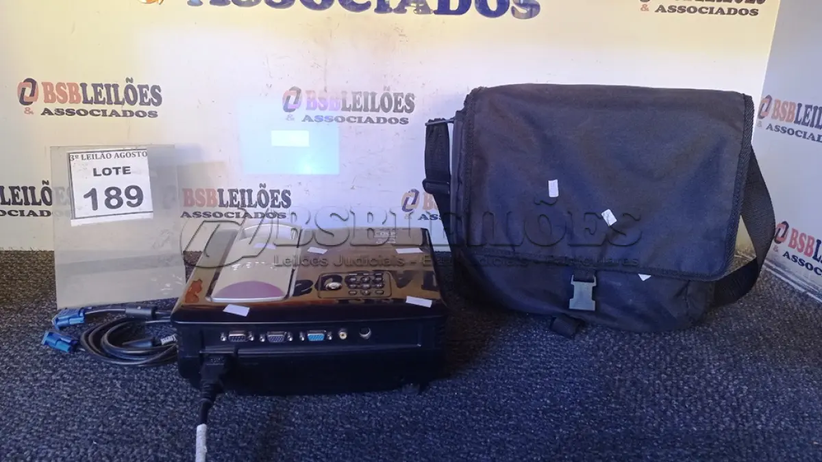 LOTE 189 - 01 PROJETOR BENQ COM CABOS E MALETA. (NO ESTADO) ATENÇÃO! FAZER A VISITAÇÃO ANTES DE ARREMATAR, NÃO SABEMOS SE FUNCIONA, LEILÃO NÃO TEM GARANTIA E NEM DEVOLUÇÃO, SUJEITO A POSSÍVEIS AVARIAS VISÍVEIS/OCULTAS E/OU AUSÊNCIA DE COMPONENTES.