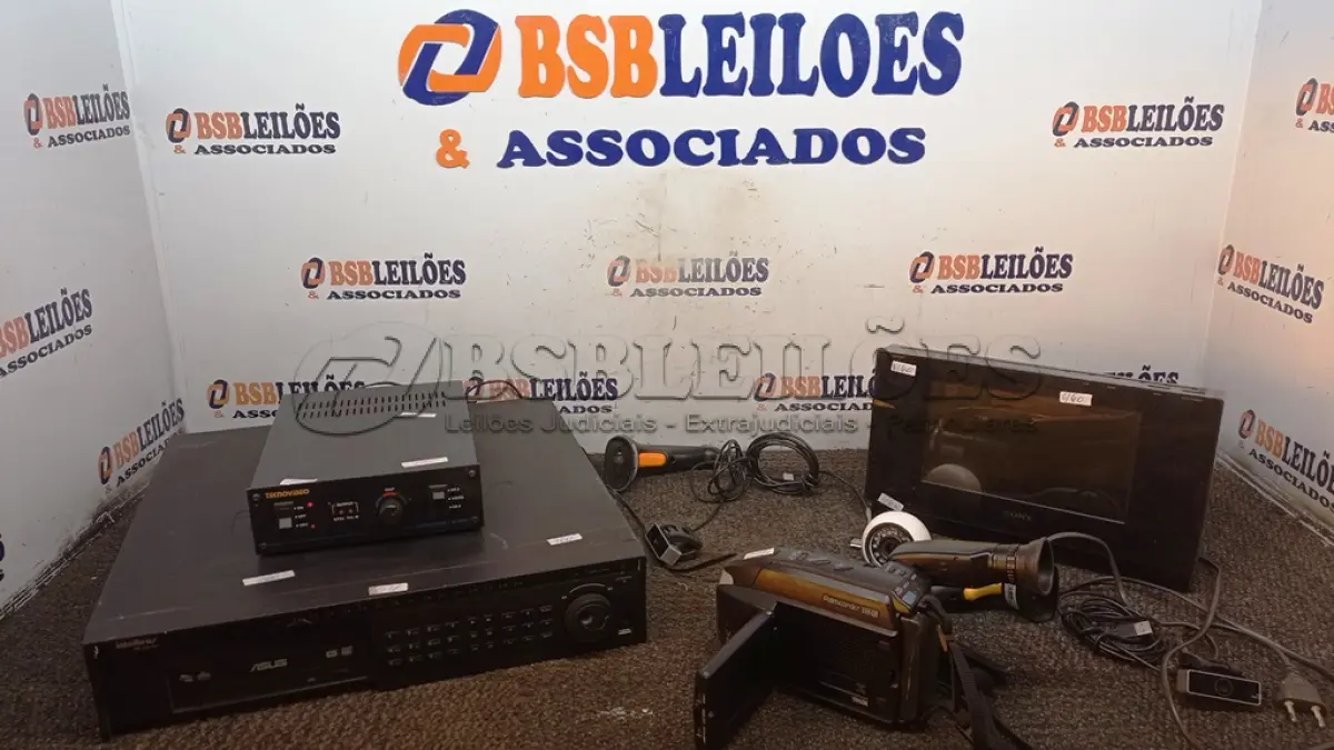 LOTE 037 - 01 APARELHO DVR 03 CÂMERAS DE PC, 02 LEITORAS DE CÓDIGO DE BARRAS E 01 DOCK STATION MARCA SONY. (NO ESTADO) ATENÇÃO! FAZER A VISITAÇÃO ANTES DE ARREMATAR, NÃO SABEMOS SE FUNCIONA, LEILÃO NÃO TEM GARANTIA E NEM DEVOLUÇÃO, SUJEITO A POSSÍVEIS AVARIAS VISÍVEIS/OCULTAS E/OU AUSÊNCIA DE COMPONENTES.