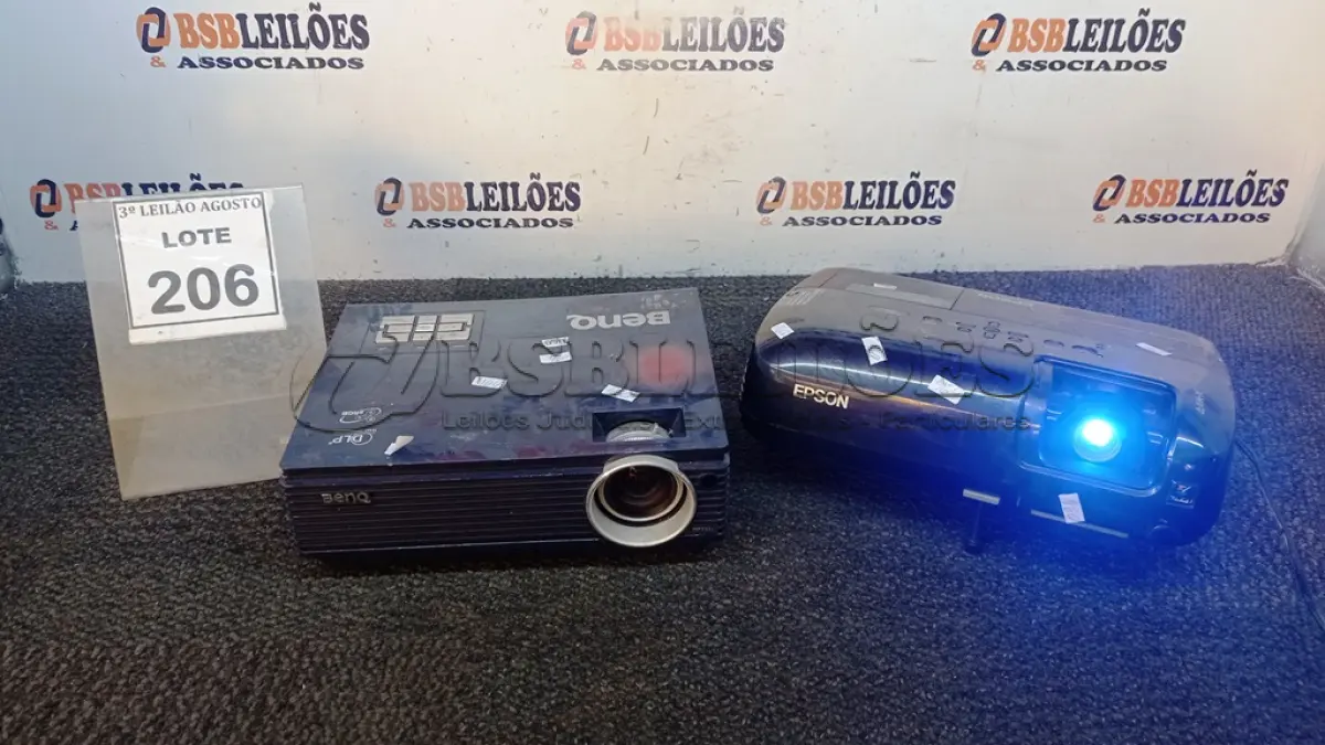 LOTE 206 - 01 PROJETOR BENQ E 01 PROJETOR MARCA EPSON. (NO ESTADO) ATENÇÃO! FAZER A VISITAÇÃO ANTES DE ARREMATAR, NÃO SABEMOS SE FUNCIONA, LEILÃO NÃO TEM GARANTIA E NEM DEVOLUÇÃO, SUJEITO A POSSÍVEIS AVARIAS VISÍVEIS/OCULTAS E/OU AUSÊNCIA DE COMPONENTES.