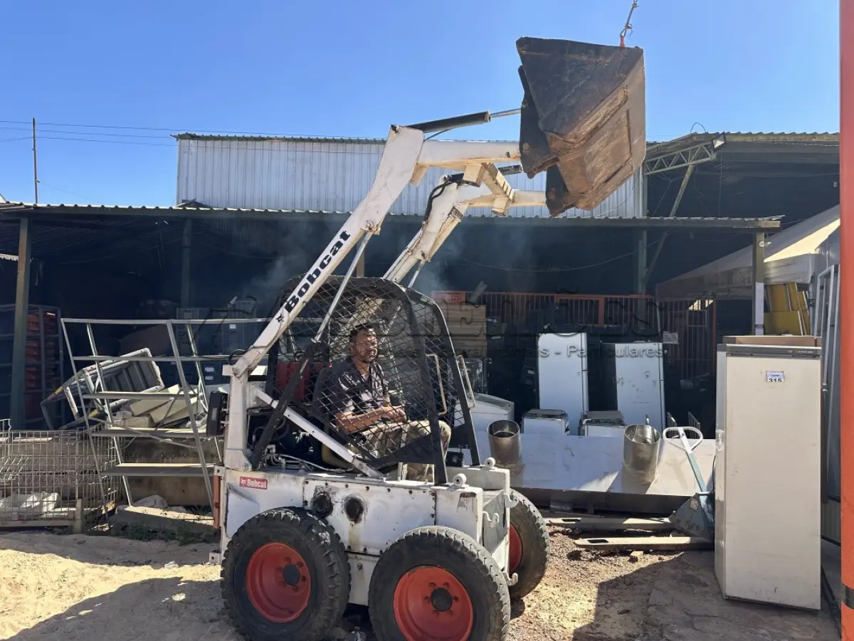 LOTE 526 - 01 BOBCAT M611 DIESEL COM PÁ BATERIA NOVA( NO ESTADO)
