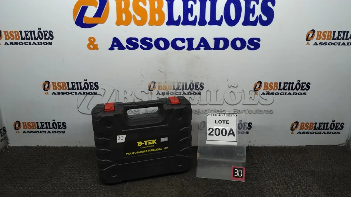 LOTE 200 - 01 PARAFUSADEIRA A BATERIA 12V 2BITS E CARREGADOR. (NO ESTADO) ATENÇÃO! FAZER A VISITAÇÃO ANTES DE ARREMATAR, NÃO SABEMOS SE FUNCIONA. LEILÃO NÃO TEM GARANTIA E NEM DEVOLUÇÃO, SUJEITO A POSSÍVEIS AVARIAS VISÍVEIS/OCULTAS E/OU AUSÊNCIA DE COMPONENTES.