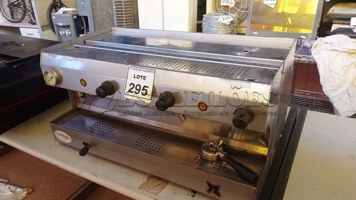LOTE 295 - 01 MÁQUINA DE CAFÉ EXPRESSO INDUSTRIAL. (NO ESTADO) ATENÇÃO! FAZER A VISITAÇÃO ANTES DE ARREMATAR, NÃO SABEMOS SE FUNCIONA. LEILÃO NÃO TEM GARANTIA E NEM DEVOLUÇÃO, SUJEITO A POSSÍVEIS AVARIAS VISÍVEIS/OCULTAS E/OU AUSÊNCIA DE COMPONENTES.