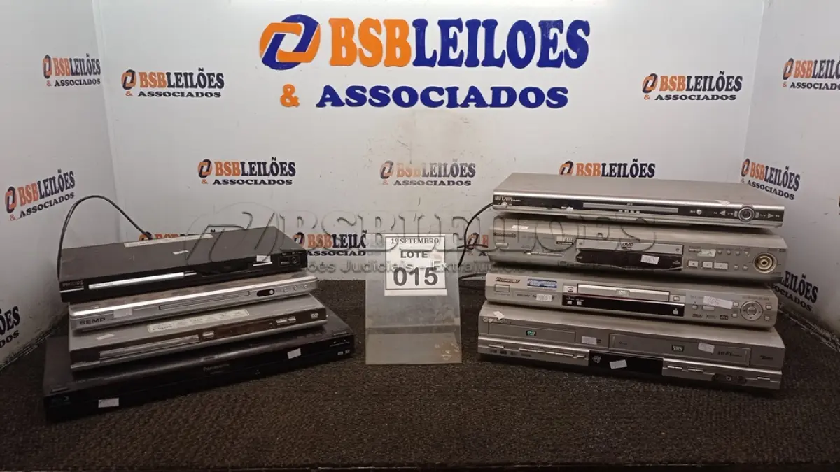 LOTE 015 - 06 APARELHOS DE DVD, 01 BLU RAY E 01 APARELHO DE VÍDEO CASSETE. (NO ESTADO) ATENÇÃO! FAZER A VISITAÇÃO ANTES DE ARREMATAR, NÃO SABEMOS SE FUNCIONA, LEILÃO NÃO TEM GARANTIA E NEM DEVOLUÇÃO, SUJEITO A POSSÍVEIS AVARIAS VISÍVEIS/OCULTAS E/OU AUSÊNCIA DE COMPONENTES.