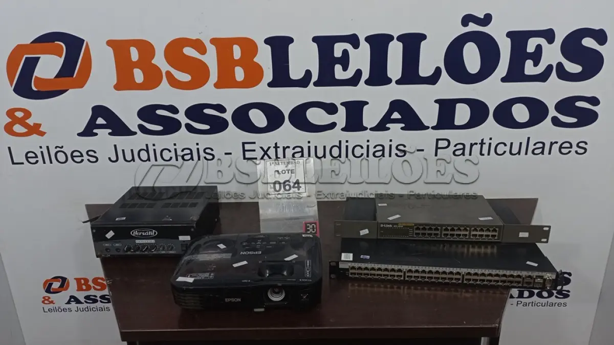 LOTE 064 - 01 PROJETOR, 02 SWITCHES E 01 MIXER AMPLIFICADOR. (NO ESTADO) ATENÇÃO! FAZER A VISITAÇÃO ANTES DE ARREMATAR, NÃO SABEMOS SE FUNCIONA, LEILÃO NÃO TEM GARANTIA E NEM DEVOLUÇÃO, SUJEITO A POSSÍVEIS AVARIAS VISÍVEIS/OCULTAS E/OU AUSÊNCIA DE COMPONENTES.