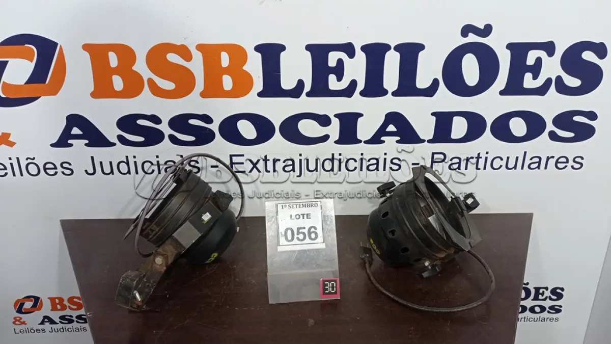 LOTE 056 - 02 REFLETORES DE PALCO. (NO ESTADO) ATENÇÃO! FAZER A VISITAÇÃO ANTES DE ARREMATAR, NÃO SABEMOS SE FUNCIONA, LEILÃO NÃO TEM GARANTIA E NEM DEVOLUÇÃO, SUJEITO A POSSÍVEIS AVARIAS VISÍVEIS/OCULTAS E/OU AUSÊNCIA DE COMPONENTES.