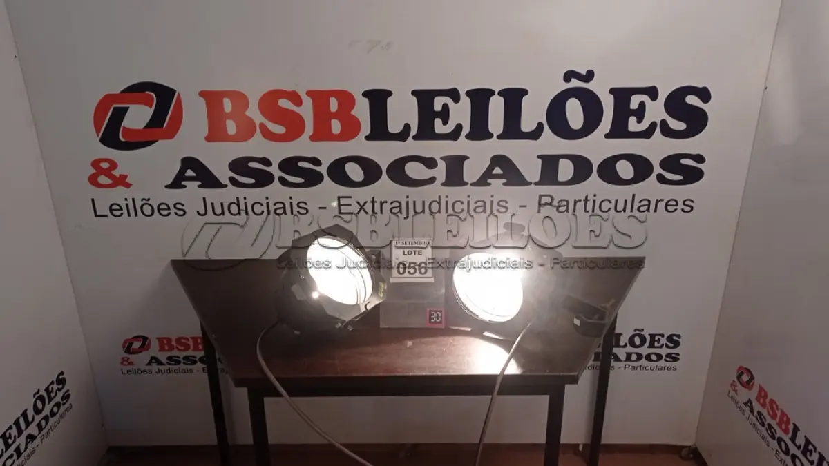 LOTE 056 - 02 REFLETORES DE PALCO. (NO ESTADO) ATENÇÃO! FAZER A VISITAÇÃO ANTES DE ARREMATAR, NÃO SABEMOS SE FUNCIONA, LEILÃO NÃO TEM GARANTIA E NEM DEVOLUÇÃO, SUJEITO A POSSÍVEIS AVARIAS VISÍVEIS/OCULTAS E/OU AUSÊNCIA DE COMPONENTES.