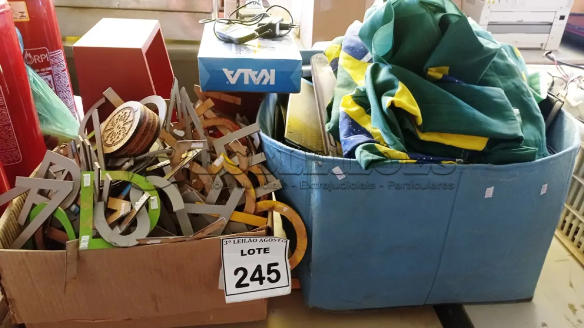 LOTE 245 - 01 LOTE COM VÁRIAS PASTAS DE ARQUIVO, GRANDE QUANTIDADE DE LETRAS, 01 SUPORTE ARTICULADO PARA TV E 02 PRATELEIRAS DE PAREDE. (NO ESTADO) ATENÇÃO! FAZER A VISITAÇÃO ANTES DE ARREMATAR, NÃO SABEMOS SE FUNCIONA, LEILÃO NÃO TEM GARANTIA E NEM DEVOLUÇÃO, SUJEITO A POSSÍVEIS AVARIAS VISÍVEIS/OCULTAS E/OU AUSÊNCIA DE COMPONENTES.