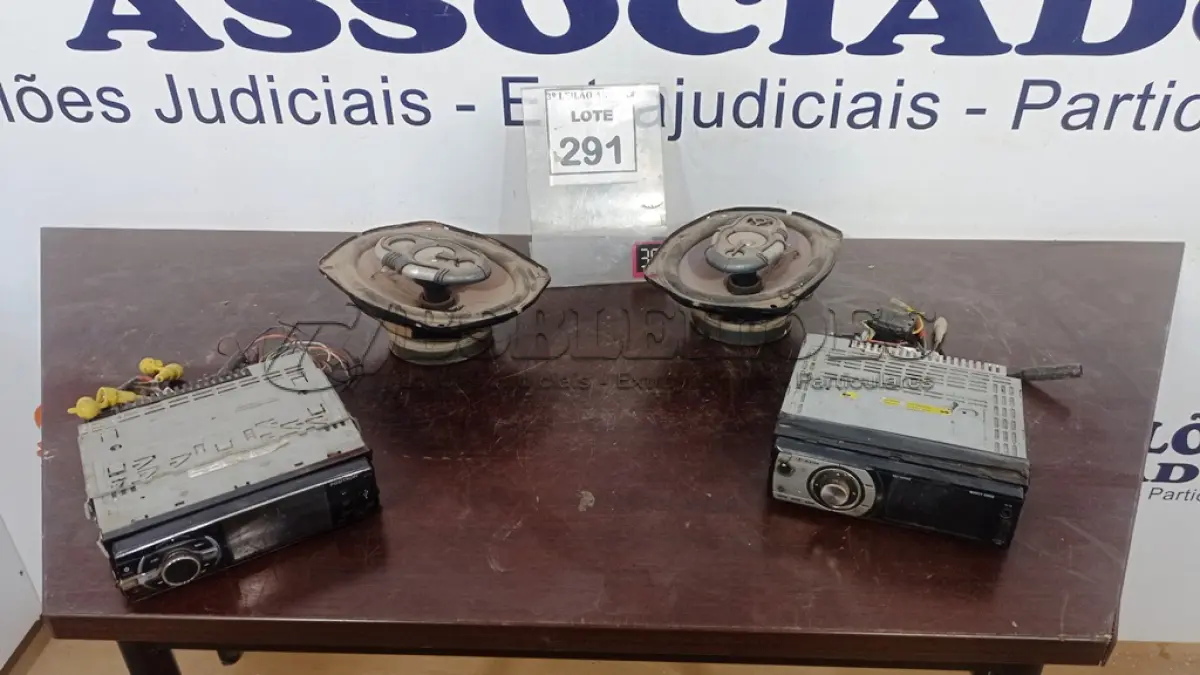 LOTE 291 - 02 APARELHOS DE SOM AUTOMOTIVO E 02 ALTO-FALANTES. (NO ESTADO) ATENÇÃO! FAZER A VISITAÇÃO ANTES DE ARREMATAR, NÃO SABEMOS SE FUNCIONA, LEILÃO NÃO TEM GARANTIA E NEM DEVOLUÇÃO, SUJEITO A POSSÍVEIS AVARIAS VISÍVEIS/OCULTAS E/OU AUSÊNCIA DE COMPONENTES.