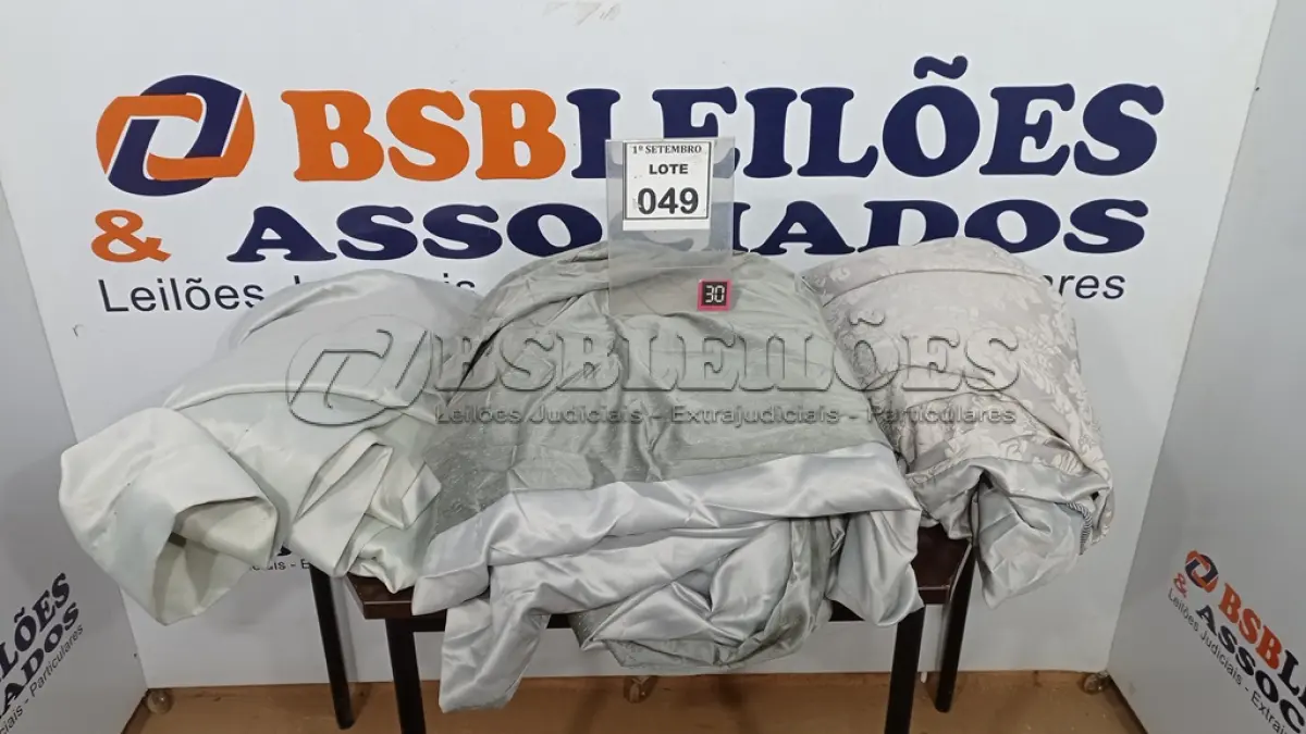 LOTE 049 - 01 LOTE COM CORTINAS CINZA. (NO ESTADO) ATENÇÃO! FAZER A VISITAÇÃO ANTES DE ARREMATAR, NÃO SABEMOS SE FUNCIONA, LEILÃO NÃO TEM GARANTIA E NEM DEVOLUÇÃO, SUJEITO A POSSÍVEIS AVARIAS VISÍVEIS/OCULTAS E/OU AUSÊNCIA DE COMPONENTES.