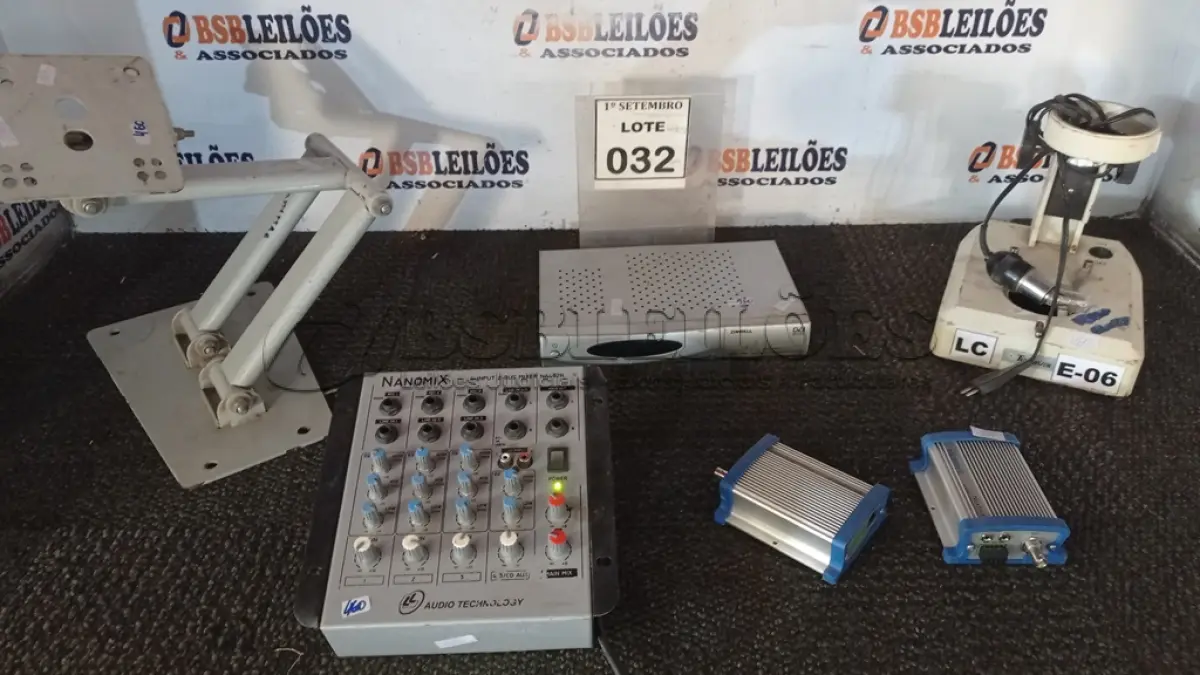 LOTE 032 - 01 RECEPTOR DE SINAL, 02 SERVIDORES DE VÍDEO EM REDE, 1 MESA DE SOM, 01 SUPORTE PARA TV E 01 BASE DE MICROSCÓPIO. (NO ESTADO) ATENÇÃO! FAZER A VISITAÇÃO ANTES DE ARREMATAR, NÃO SABEMOS SE FUNCIONA, LEILÃO NÃO TEM GARANTIA E NEM DEVOLUÇÃO, SUJEITO A POSSÍVEIS AVARIAS VISÍVEIS/OCULTAS E/OU AUSÊNCIA DE COMPONENTES.