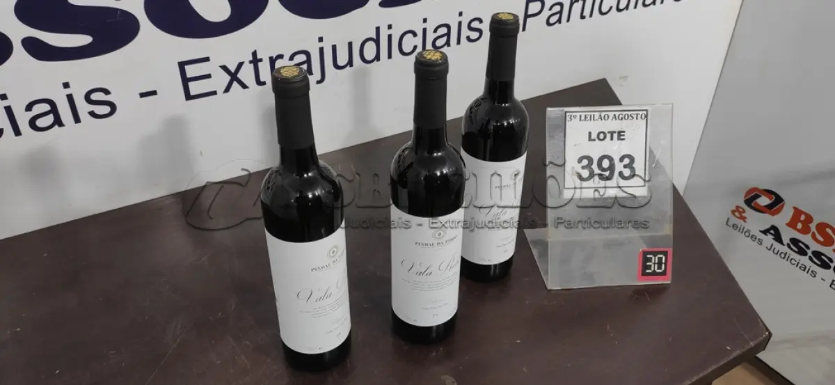 LOTE 393 - 03 GARRAFAS DE VINHO TINTO VALA REAL PORTUGUÊS SAFRA 2019 750ML. (NO ESTADO) ATENÇÃO! FAZER A VISITAÇÃO ANTES DE ARREMATAR, NÃO SABEMOS SE FUNCIONA, LEILÃO NÃO TEM GARANTIA E NEM DEVOLUÇÃO, SUJEITO A POSSÍVEIS AVARIAS VISÍVEIS/OCULTAS E/OU AUSÊNCIA DE COMPONENTES.