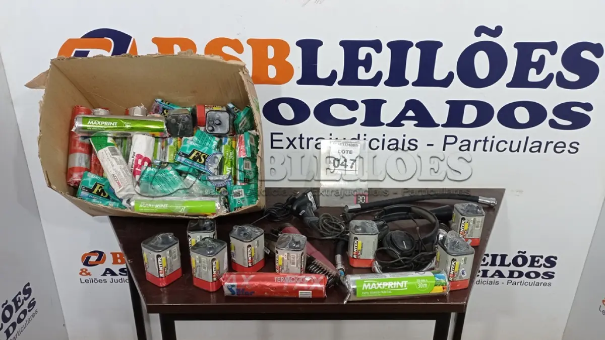 LOTE 047 - 01 LOTE COM GRANDE QUANTIDADE DE FITAS CASSETE, BATERIAS RONTEK, PAPEL TÉRMICO PARA FAX E ELETRÔNICOS DIVERSOS. (NO ESTADO) ATENÇÃO! FAZER A VISITAÇÃO ANTES DE ARREMATAR, NÃO SABEMOS SE FUNCIONA, LEILÃO NÃO TEM GARANTIA E NEM DEVOLUÇÃO, SUJEITO A POSSÍVEIS AVARIAS VISÍVEIS/OCULTAS E/OU AUSÊNCIA DE COMPONENTES.