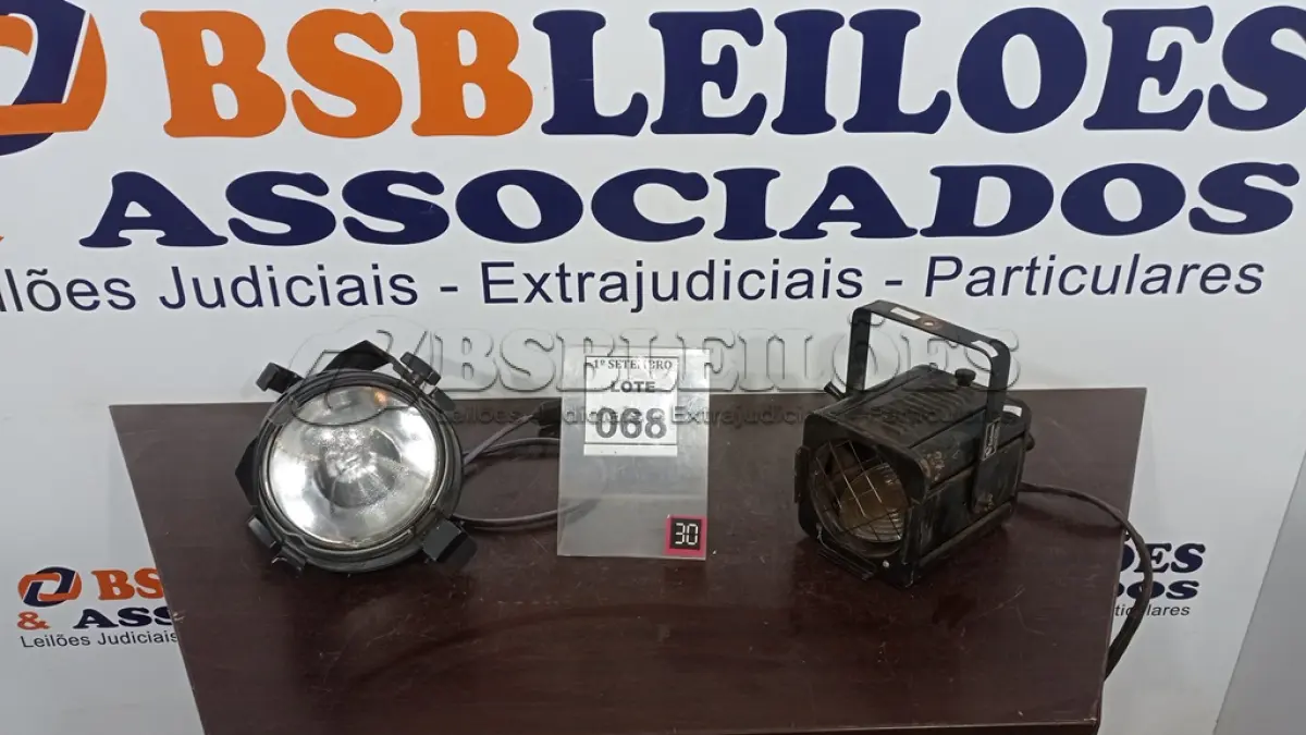 LOTE 068 - 02 REFLETORES DE PALCO. (NO ESTADO) ATENÇÃO! FAZER A VISITAÇÃO ANTES DE ARREMATAR, NÃO SABEMOS SE FUNCIONA, LEILÃO NÃO TEM GARANTIA E NEM DEVOLUÇÃO, SUJEITO A POSSÍVEIS AVARIAS VISÍVEIS/OCULTAS E/OU AUSÊNCIA DE COMPONENTES.