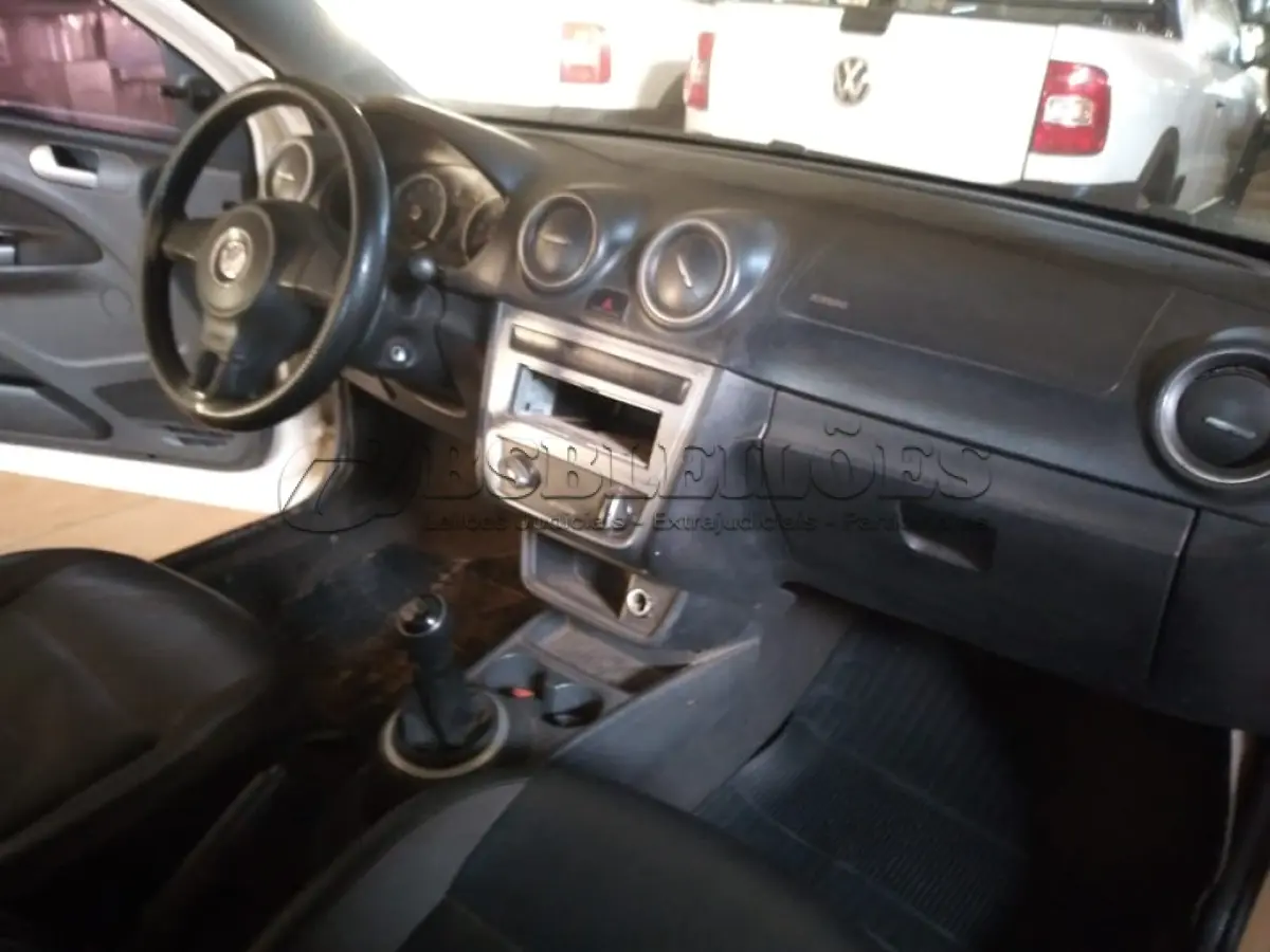 LOTE 404 - 01 VW SAVEIRO 1.6 CE FLEX, PLACA ONR1523 ,COR BRANCA ANO 2014/2015. (NO ESTADO) ATENÇÃO! FAZER A VISITAÇÃO ANTES DE ARREMATAR, NÃO SABEMOS SE FUNCIONA, LEILÃO NÃO TEM GARANTIA E NEM DEVOLUÇÃO, SUJEITO A POSSÍVEIS AVARIAS VISÍVEIS/OCULTAS E/OU AUSÊNCIA DE COMPONENTES.
