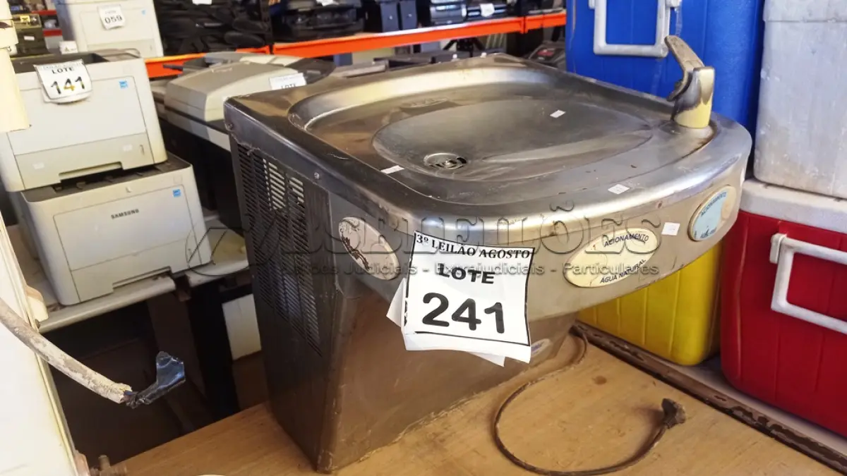LOTE 241 - 01 BEBEDOURO DE PARE EM INOX MARCA IBBL. (NO ESTADO) ATENÇÃO! FAZER A VISITAÇÃO ANTES DE ARREMATAR, NÃO SABEMOS SE FUNCIONA, LEILÃO NÃO TEM GARANTIA E NEM DEVOLUÇÃO, SUJEITO A POSSÍVEIS AVARIAS VISÍVEIS/OCULTAS E/OU AUSÊNCIA DE COMPONENTES.