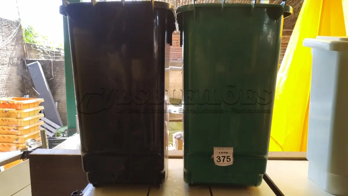 LOTE 375 - 02LIXEIRAS GRANDES. (NO ESTADO) ATENÇÃO! FAZER A VISITAÇÃO ANTES DE ARREMATAR, NÃO SABEMOS SE FUNCIONA, LEILÃO NÃO TEM GARANTIA E NEM DEVOLUÇÃO, SUJEITO A POSSÍVEIS AVARIAS VISÍVEIS/OCULTAS E/OU AUSÊNCIA DE COMPONENTES.