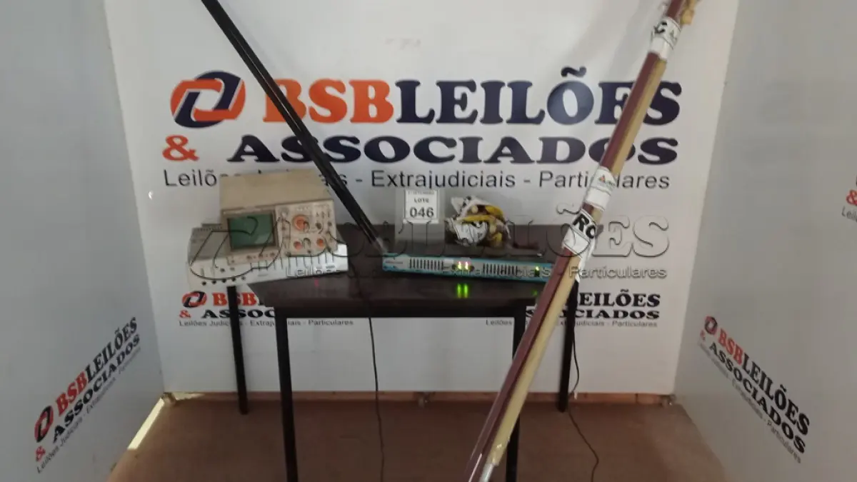 LOTE 046 - 01 OSCILOSCÓPIO ANALÓGICO, 02 EQUALIZADORES E 03 VARÕES PARA CORTINA E VÁRIOS ACESSÓRIOS. (NO ESTADO) ATENÇÃO! FAZER A VISITAÇÃO ANTES DE ARREMATAR, NÃO SABEMOS SE FUNCIONA, LEILÃO NÃO TEM GARANTIA E NEM DEVOLUÇÃO, SUJEITO A POSSÍVEIS AVARIAS VISÍVEIS/OCULTAS E/OU AUSÊNCIA DE COMPONENTES.