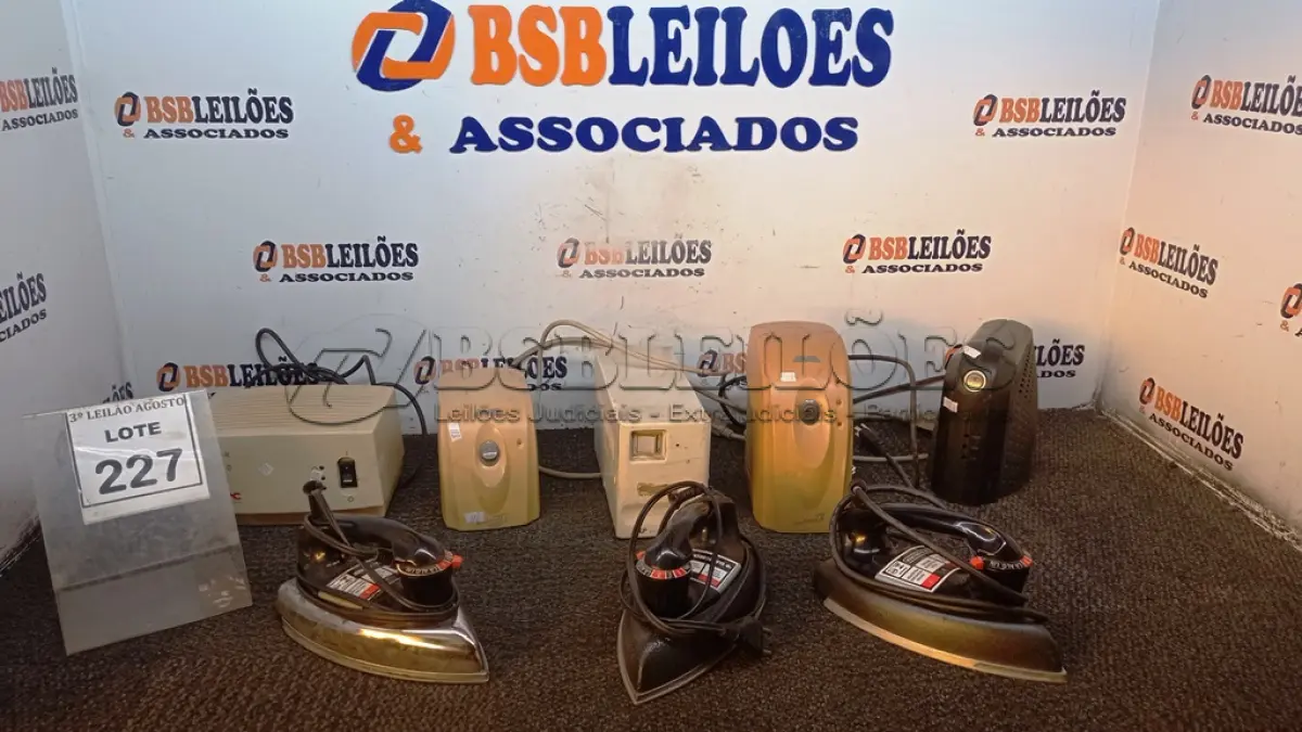 LOTE 227 - 03 FERROS DE PASSAR E 05 ESTABILIZADORES. (NO ESTADO) ATENÇÃO! FAZER A VISITAÇÃO ANTES DE ARREMATAR, NÃO SABEMOS SE FUNCIONA, LEILÃO NÃO TEM GARANTIA E NEM DEVOLUÇÃO, SUJEITO A POSSÍVEIS AVARIAS VISÍVEIS/OCULTAS E/OU AUSÊNCIA DE COMPONENTES.