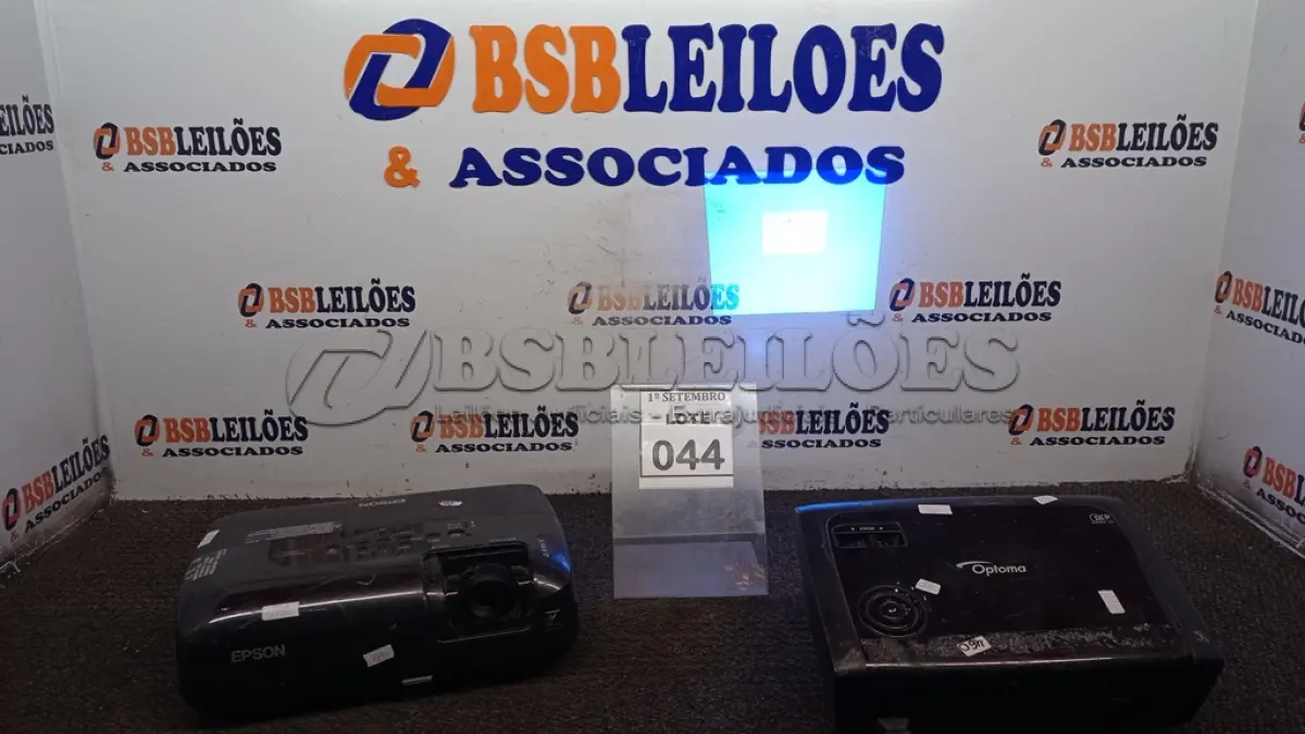 LOTE 044 - 01 PROJETOR MARCA EPSON E 01 PROJETOR MRCA OPTOMA. (NO ESTADO) ATENÇÃO! FAZER A VISITAÇÃO ANTES DE ARREMATAR, NÃO SABEMOS SE FUNCIONA, LEILÃO NÃO TEM GARANTIA E NEM DEVOLUÇÃO, SUJEITO A POSSÍVEIS AVARIAS VISÍVEIS/OCULTAS E/OU AUSÊNCIA DE COMPONENTES.