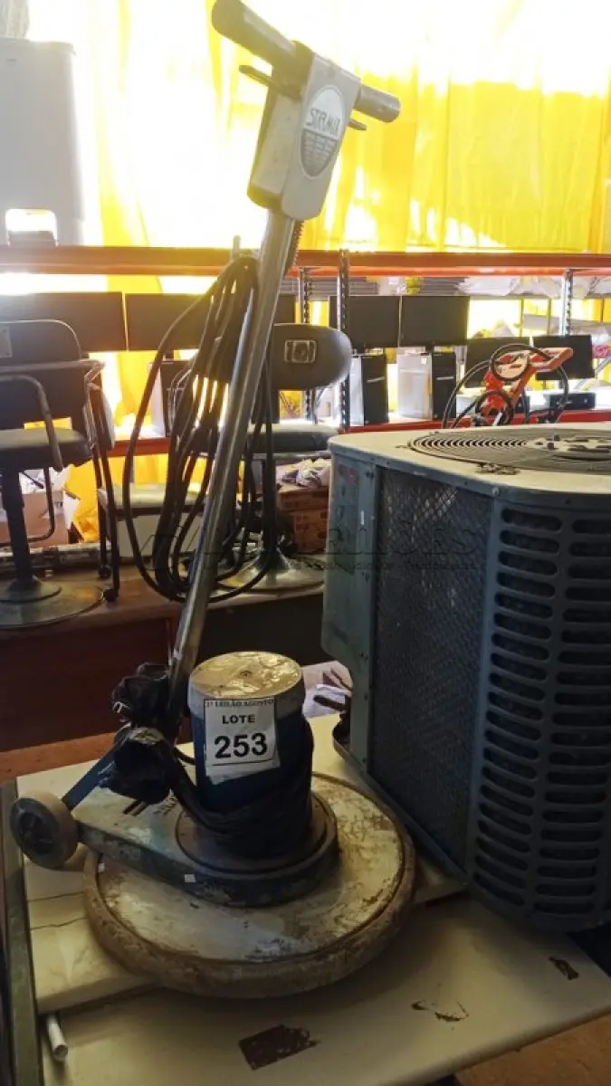 LOTE 253 - 01 ENCERADEIRA ELÉTRICA. (NO ESTADO) ATENÇÃO! FAZER A VISITAÇÃO ANTES DE ARREMATAR, NÃO SABEMOS SE FUNCIONA, LEILÃO NÃO TEM GARANTIA E NEM DEVOLUÇÃO, SUJEITO A POSSÍVEIS AVARIAS VISÍVEIS/OCULTAS E/OU AUSÊNCIA DE COMPONENTES.