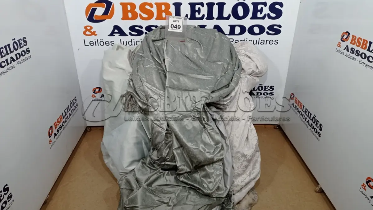LOTE 049 - 01 LOTE COM CORTINAS CINZA. (NO ESTADO) ATENÇÃO! FAZER A VISITAÇÃO ANTES DE ARREMATAR, NÃO SABEMOS SE FUNCIONA, LEILÃO NÃO TEM GARANTIA E NEM DEVOLUÇÃO, SUJEITO A POSSÍVEIS AVARIAS VISÍVEIS/OCULTAS E/OU AUSÊNCIA DE COMPONENTES.