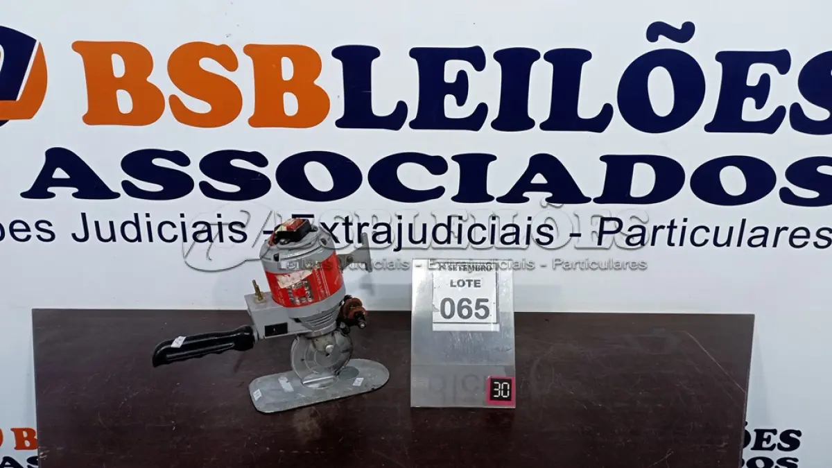 LOTE 065 - 01 MÁQUINA DE CORTAR TECIDO. (NO ESTADO) ATENÇÃO! FAZER A VISITAÇÃO ANTES DE ARREMATAR, NÃO SABEMOS SE FUNCIONA, LEILÃO NÃO TEM GARANTIA E NEM DEVOLUÇÃO, SUJEITO A POSSÍVEIS AVARIAS VISÍVEIS/OCULTAS E/OU AUSÊNCIA DE COMPONENTES.