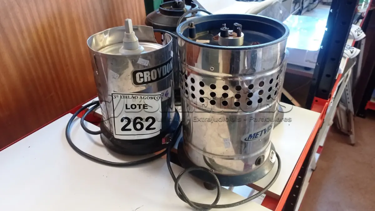 LOTE 262 - 04 BASES DE LIQUIDIFICADOR INDUSTRIAL. (NO ESTADO) ATENÇÃO! FAZER A VISITAÇÃO ANTES DE ARREMATAR, NÃO SABEMOS SE FUNCIONA, LEILÃO NÃO TEM GARANTIA E NEM DEVOLUÇÃO, SUJEITO A POSSÍVEIS AVARIAS VISÍVEIS/OCULTAS E/OU AUSÊNCIA DE COMPONENTES.