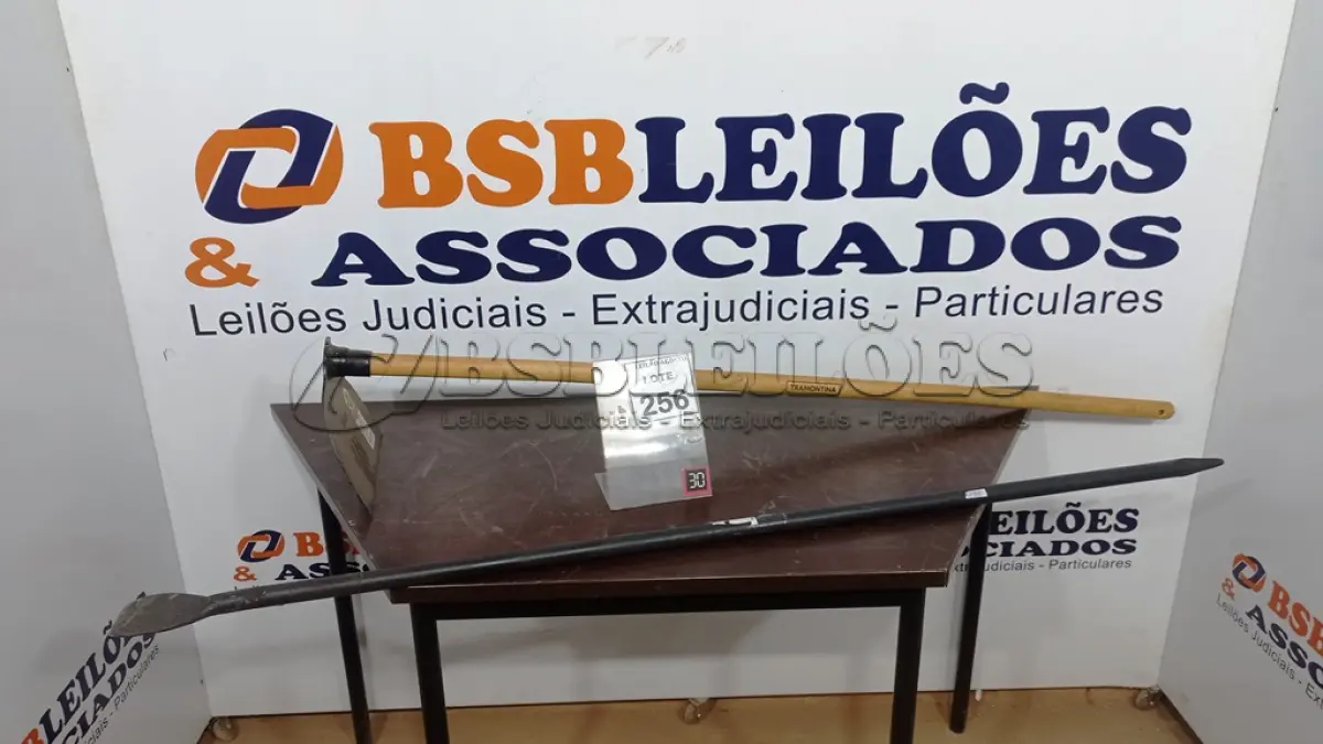 LOTE 256 - 01 ENXADA E 01 LABANCA. (NO ESTADO) ATENÇÃO! FAZER A VISITAÇÃO ANTES DE ARREMATAR, NÃO SABEMOS SE FUNCIONA, LEILÃO NÃO TEM GARANTIA E NEM DEVOLUÇÃO, SUJEITO A POSSÍVEIS AVARIAS VISÍVEIS/OCULTAS E/OU AUSÊNCIA DE COMPONENTES.