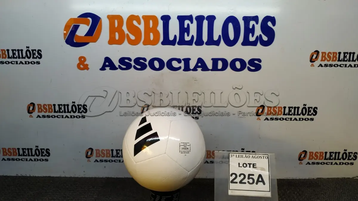 LOTE 225 - 01 BOLA DE FUTEBOL ORIGINAL MARCA ADIDAS. (NO ESTADO) ATENÇÃO! FAZER A VISITAÇÃO ANTES DE ARREMATAR, NÃO SABEMOS SE FUNCIONA, LEILÃO NÃO TEM GARANTIA E NEM DEVOLUÇÃO, SUJEITO A POSSÍVEIS AVARIAS VISÍVEIS/OCULTAS E/OU AUSÊNCIA DE COMPONENTES.