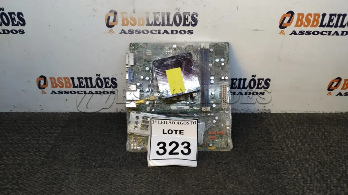LOTE 323 - 01 PLACA MÃE I3 3° GERAÇÃO 2G RAM. (NO ESTADO) ATENÇÃO! FAZER A VISITAÇÃO ANTES DE ARREMATAR, NÃO SABEMOS SE FUNCIONA, LEILÃO NÃO TEM GARANTIA E NEM DEVOLUÇÃO, SUJEITO A POSSÍVEIS AVARIAS VISÍVEIS/OCULTAS E/OU AUSÊNCIA DE COMPONENTES.
